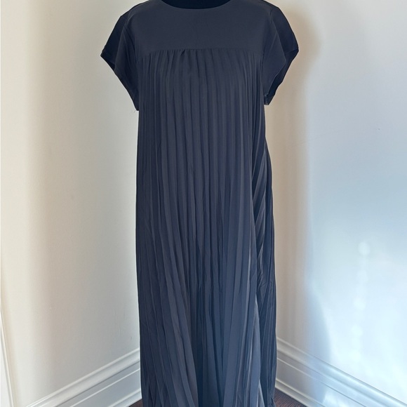Elegant Black Pleated Dress - Picture 1 of 4